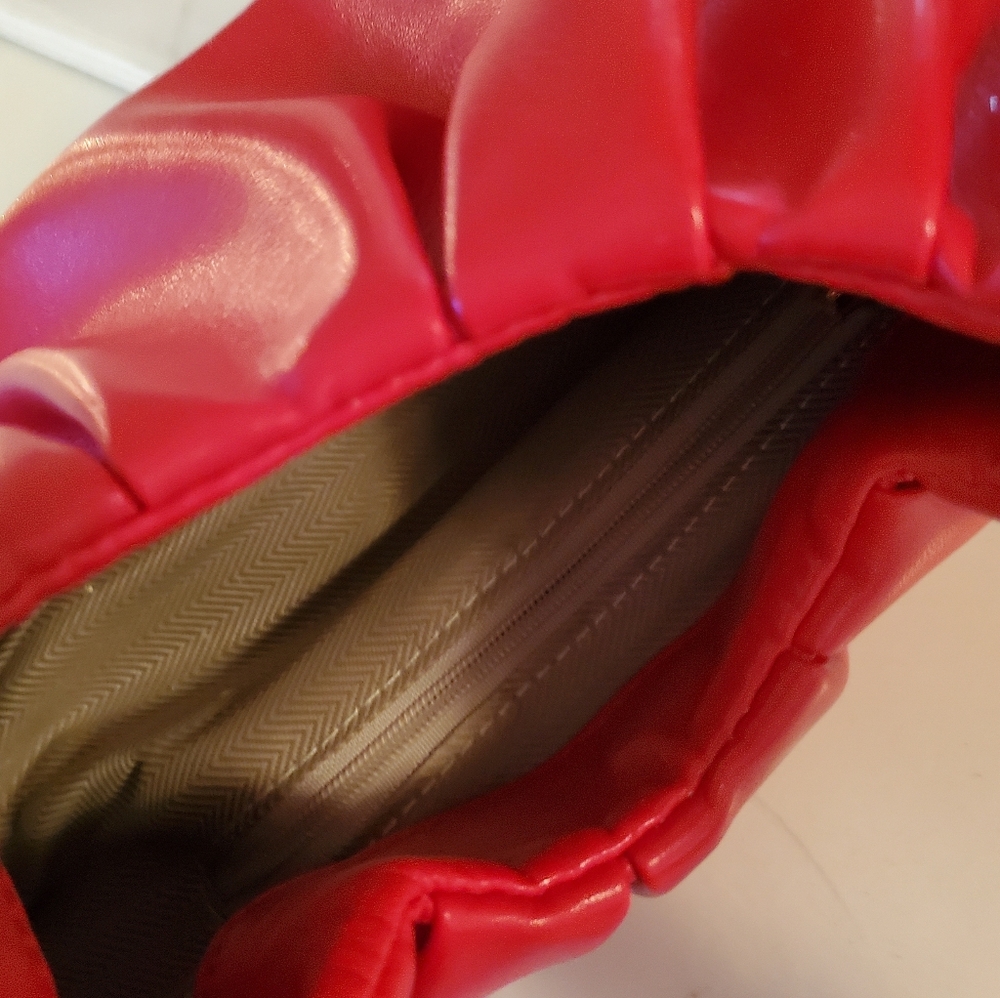 SMALL RED HANDBAG ,RUFFLED STRAP - Picture 4 of 6